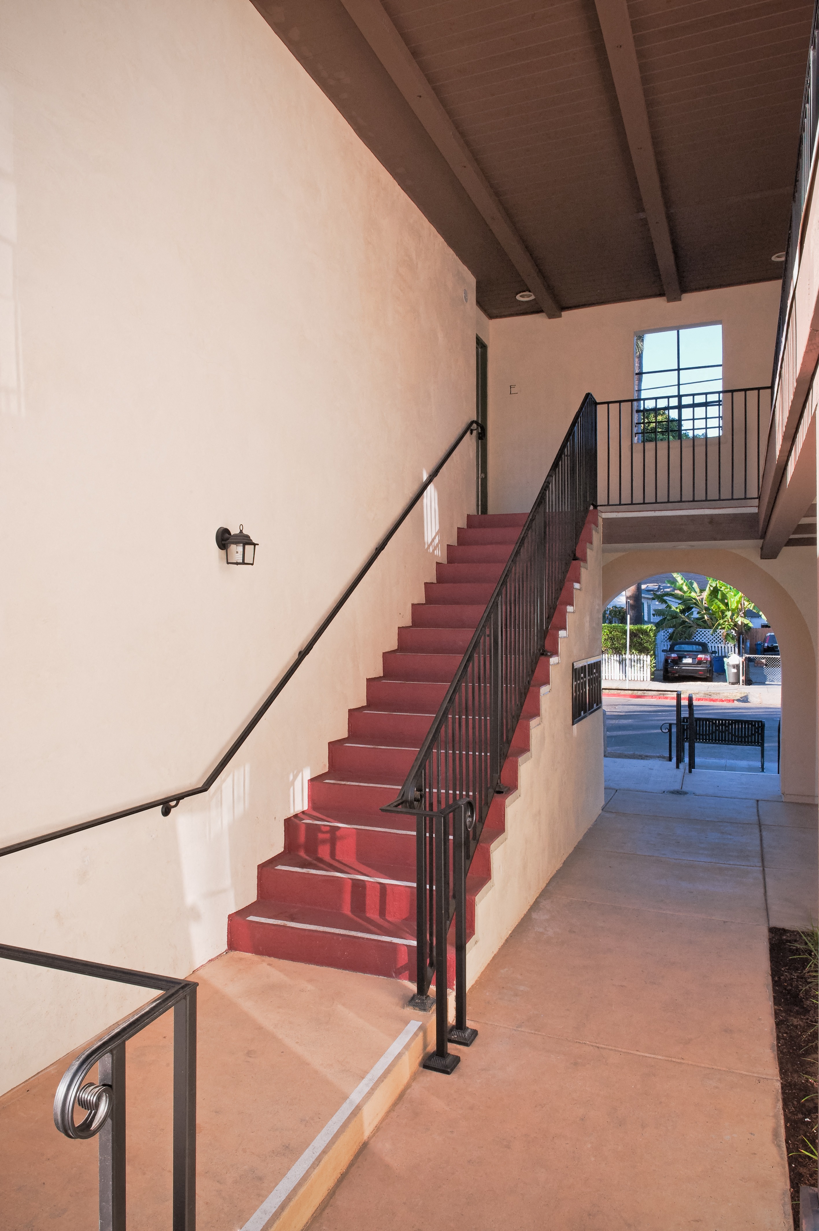633 De La Vina Exterior
